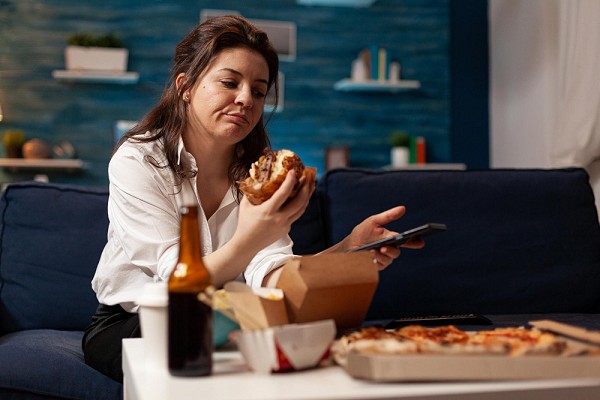Diferença entre fome fisiológica e fome emocional