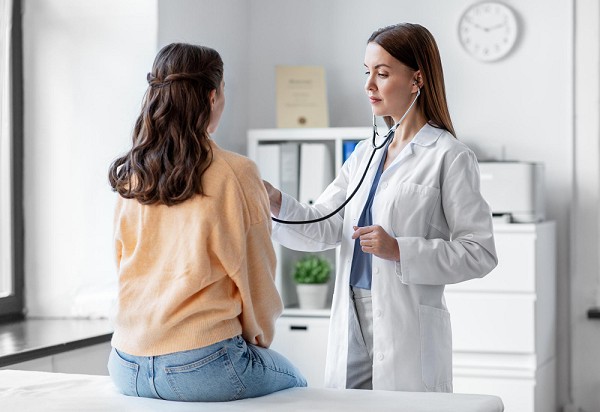 O que o médico observa além do exame físico?